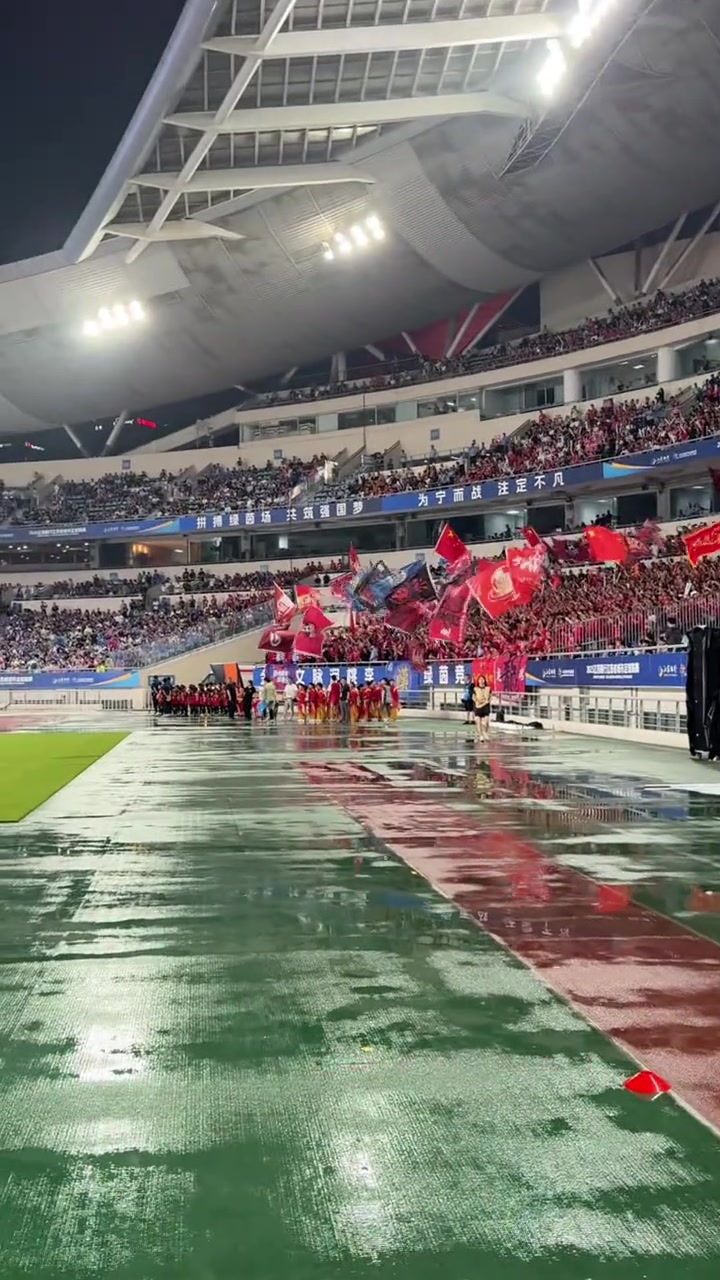 开云体育入口-中超大战一触即发，球场内外充满紧张气氛