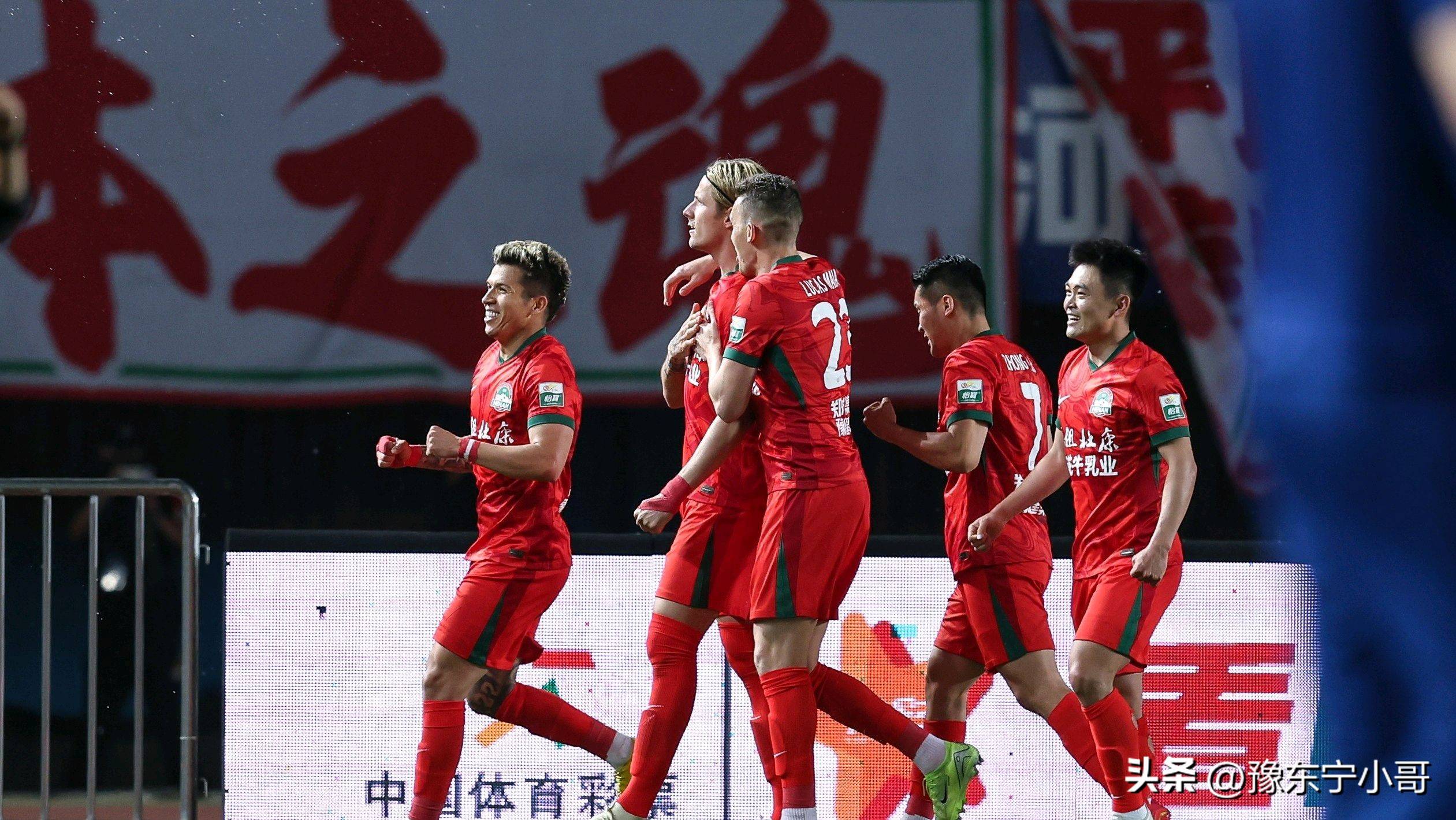 中超大战一触即发，球场内外充满紧张气氛