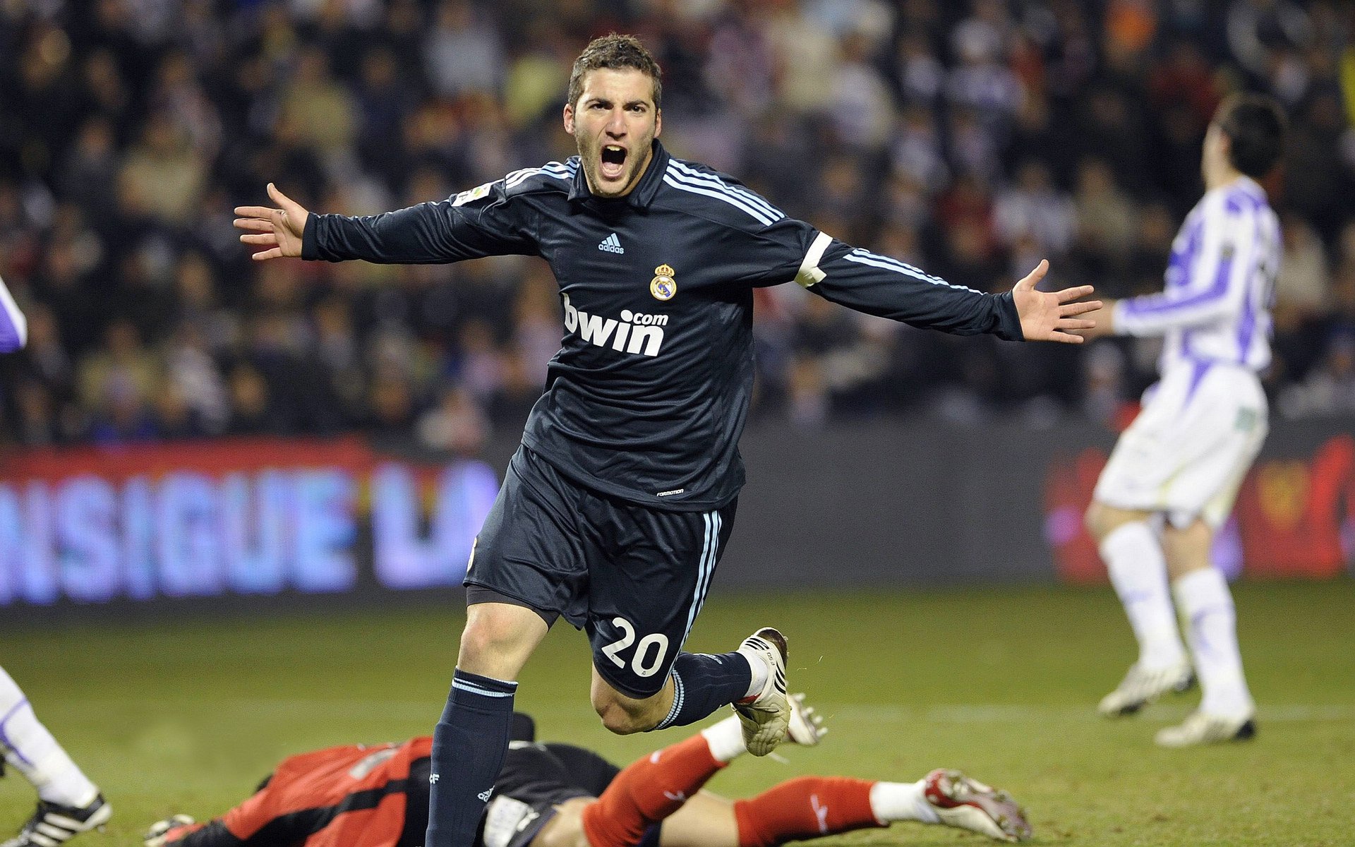 开云体育下载-孔德进攻端无人可挡，牙买加新星击溃亚特兰大防线